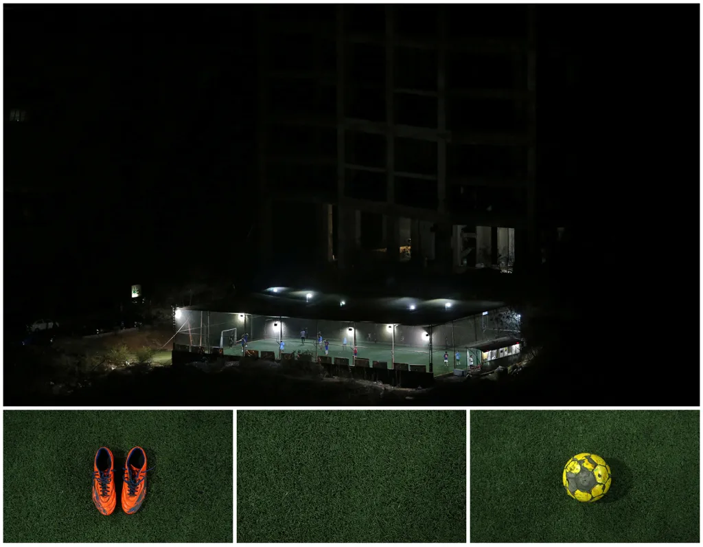Hřiště pouličního fotbalu v ulicích indické Bombaje