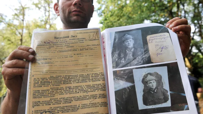 V troskách zahynul pilot Vasilij Alexandrovič Staško. Historik Petr Bartošík ukazuje dokument o vyznamenání pilota Staška a jeho fotografie.
