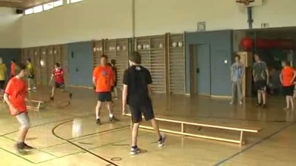 Žáci při sportovní hře