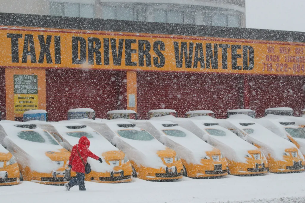 New York zasáhla vydatná sněhová nadílka, která v americké metropoli na několik dní ochromila dopravu. V mnoha místech nejezdila ani vozidla taxislužby Yellow cab, která jsou pro obyvatele města téměř nepostradatelnou formou přepravy