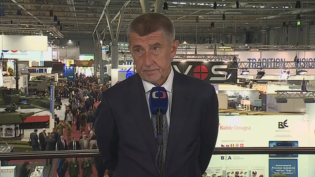 Babiš a Metnar na veletrhu obrany IDET