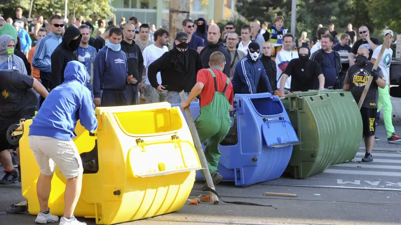 Popelnice v rukou extremistů