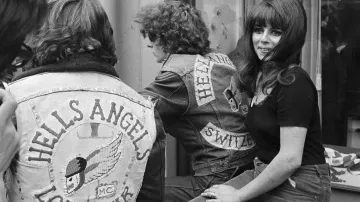 Členové švýcarské odnože gangu Hells Angels s mladou dívkou v Curychu. Z motorkářského klubu se stala společnost častých rváčů a výtržníků, později i výrobci drog a obchodníci se zbraněmi. V 70. letech si pak Andělé osvojili drsnější metody, k nimž patřily i úkladné vraždy. Roku 1979 bylo dvanáct motorkářů popraveno za porušení klubových pravidel