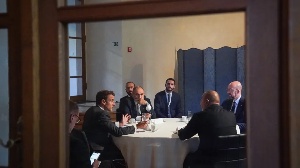 Jednání Pašinjana a Alijeva s Macronem a Michelem v Praze
