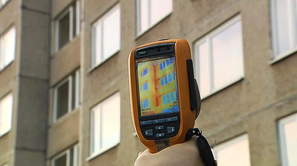 Pohled termokamerou na nezateplený dům