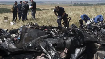 Experti z Austrálie a Nizozemska na místě zřícení malajsijského letadla