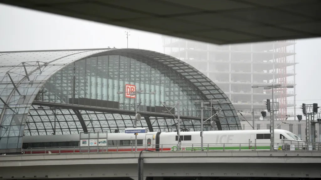 Vlak vyjíždí z hlavního nádraží v Berlíně, ilustrační foto