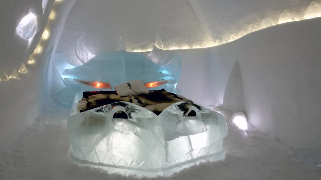 Takhle vypadala dračí postel v ledovém hotelu v roce 2008