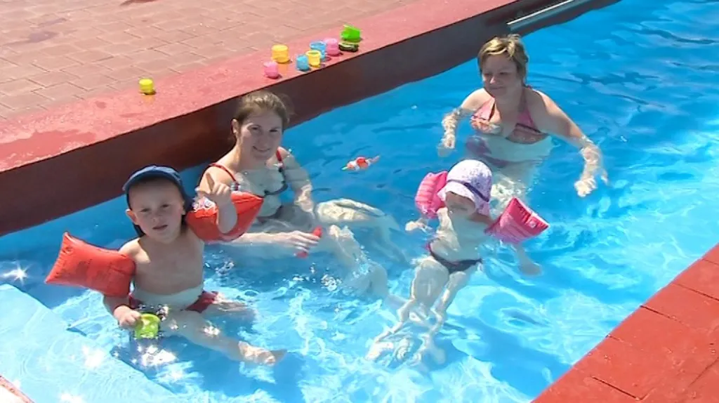 Díky vyhřívanému bazénu se dnes v Kostelci už koupalo
