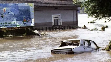 Zatopená část Dobrušky po silných přívalových deštích, které postihly z noci na čtvrtek 23. července 1998 okres Rychnov nad Kněžnou.