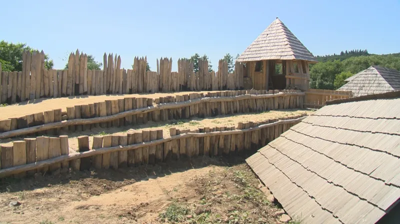 Opravené hradby v archeoskanzenu v Modré