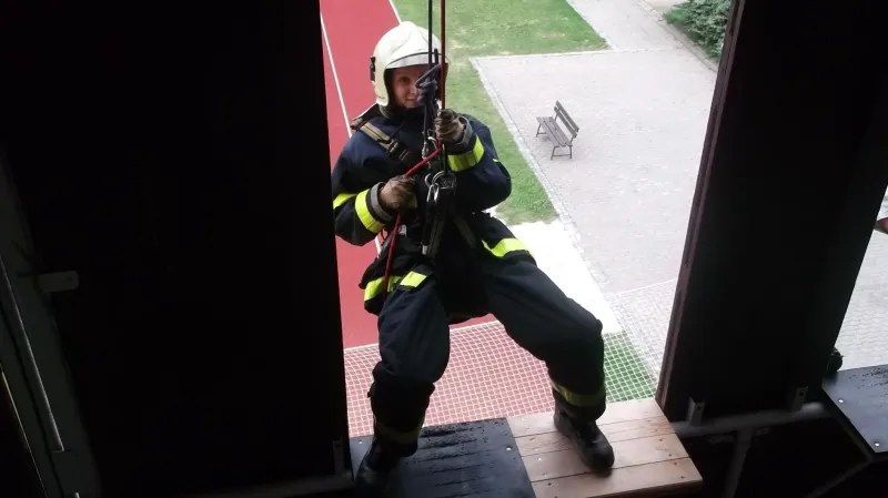 Reportérka České televize si vyzkoušela slaňování ze čtyř metrů