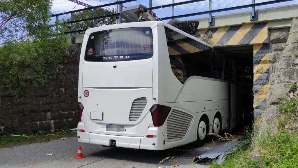 Autobus uvázl pod viaduktem, 16. června 2026