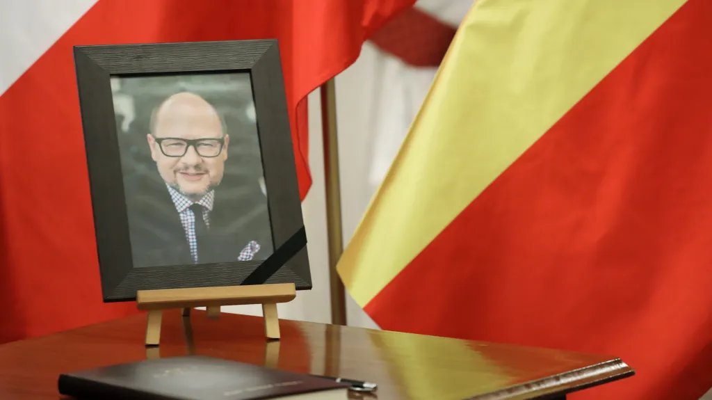 Kondolenční kniha a portrét Pawla Adamowicze