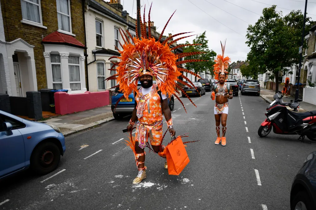 Karneval Notting Hill v Londýně se v roce 2021 nekoná. Z obav o šíření onemocnění covid-19 jeho přípravy přerušili samotní pořadatelé. Několik fanoušků se ale do londýnských ulic vydalo slavit
