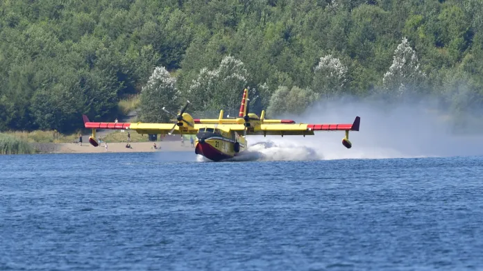 Canadair při dobírání vody na jezeře Milada