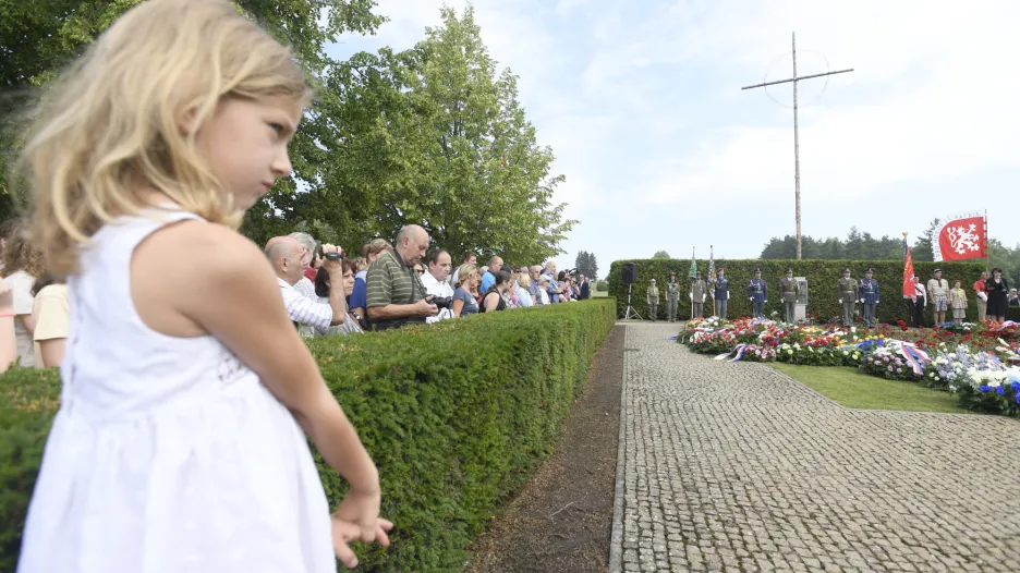 Stovky lidí se sešly na pietě za obec Lidice, kterou před 76 lety vypálili nacisté