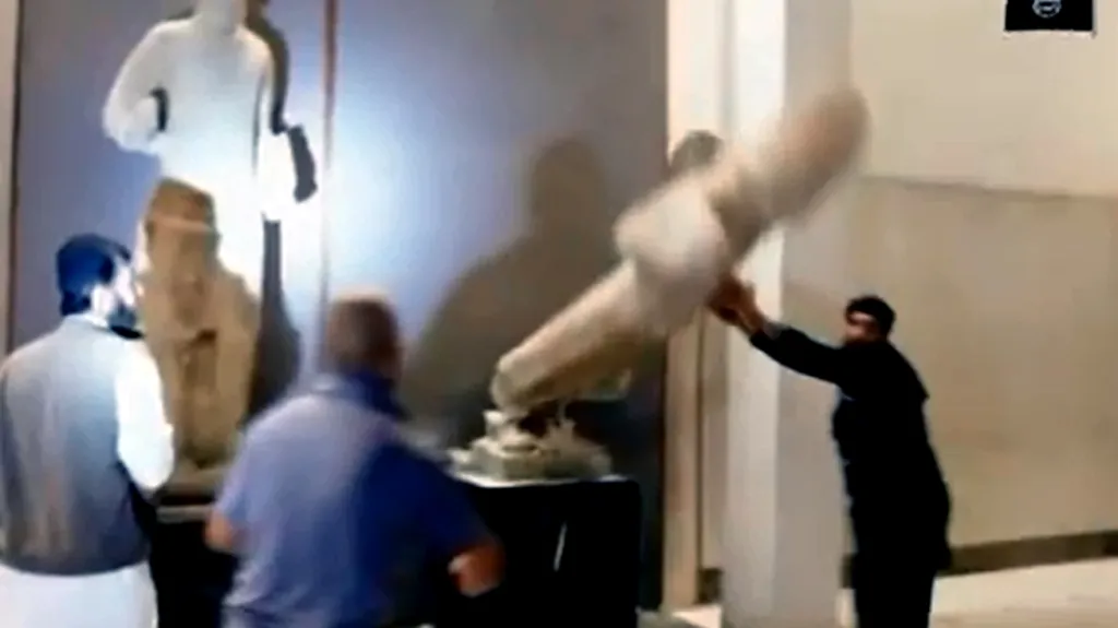 Islamisté ničí exponáty v mosulském muzeu
