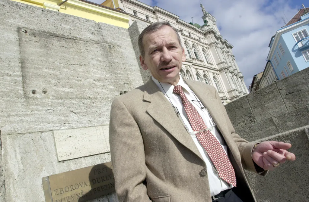 Jaroslav Kubera byl dlouhodobě starostou Teplic. Na fotografii stojí u prázdného místa po pamětní desce Obětem komunismu. Původní bronzovou desku, která byla umístěna na schodišti k radnici v roce 1993, ukradli neznámí pachatelé.