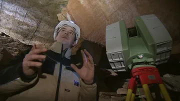 František Kuda s přístrojem na laserové skenování jeskyní
