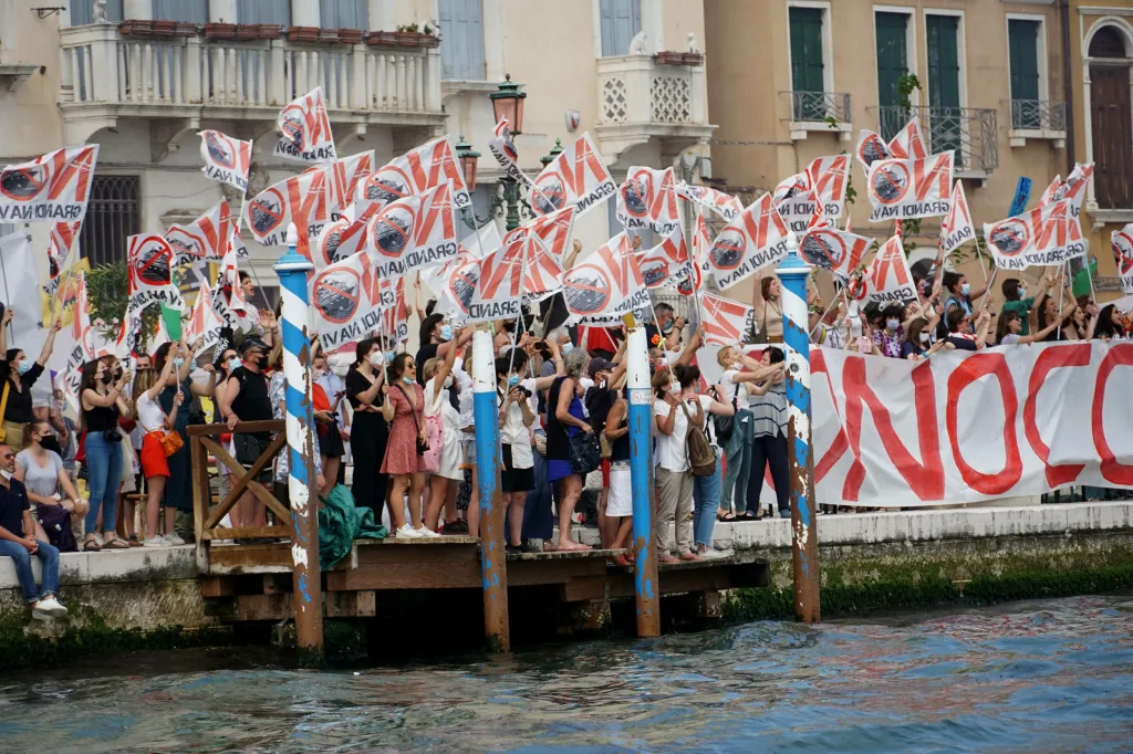 Vyplutí výletní lodi přihlíželi i její zastánci, zejména z řad zaměstnanců v cestovním ruchu