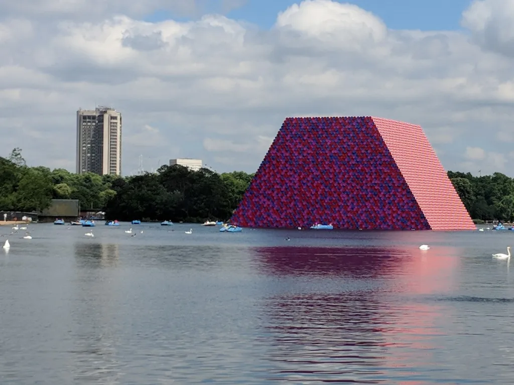 Pohled na The London Mastaba v Hyde Parku