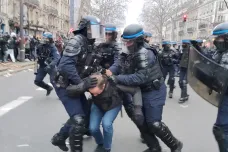 Francouzský policista během protestů napadl fotografa. Muži museli amputovat varle