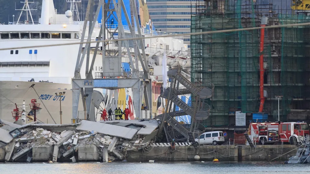 Ruiny věže po nárazu trajektu