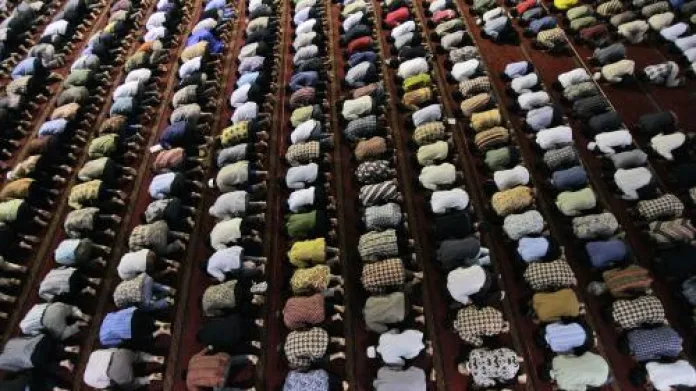 Muslimové při modlitbě