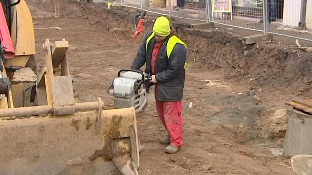 Dělník při práci v ulici S. K. Neumanna