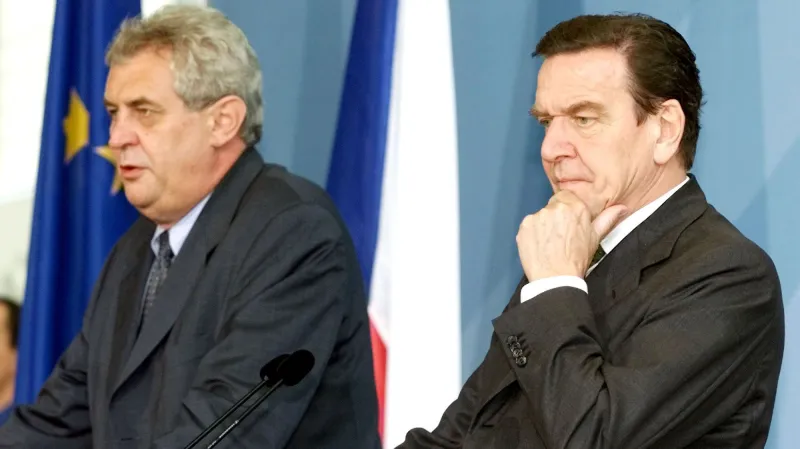 Miloš Zeman a Gerhard Schröder na schůzce v Berlíně