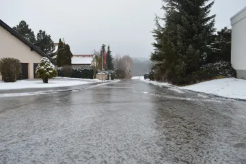Před víkendem se ochladí, v noci se může tvořit náledí