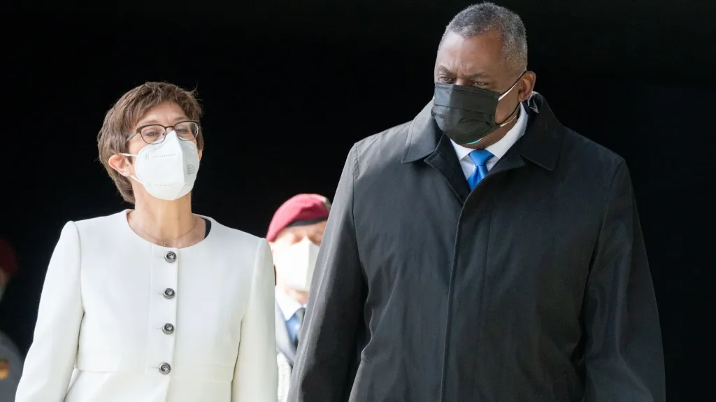 Annegret Krampová-Karrenbauerová a Lloyd Austin