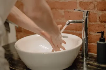 Sucho vyprázdnilo studny v části obcí, někde vodu dovážejí