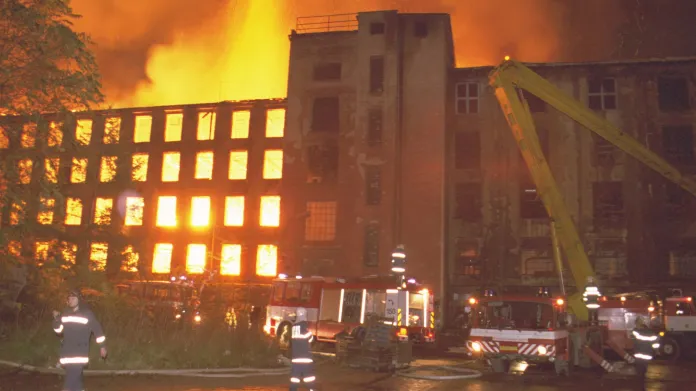 Požár areálu bývalého podniku Vlněna v roce 2001