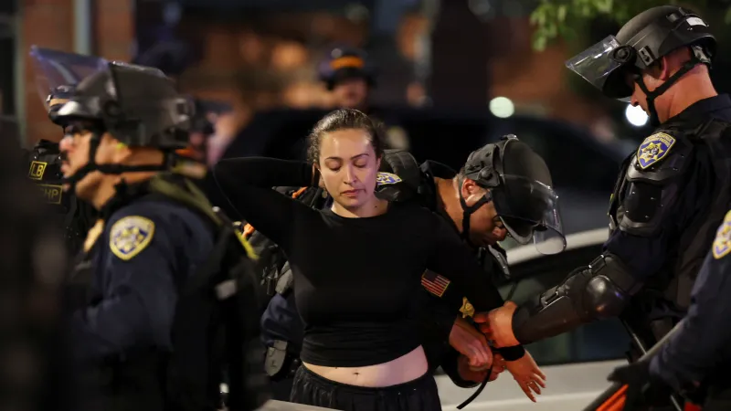 Policie zadržuje jednu z demonstrujících