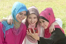 „Ruce pryč od mého hidžábu!“ Francií zmítá spor o náboženské symboly u nezletilých