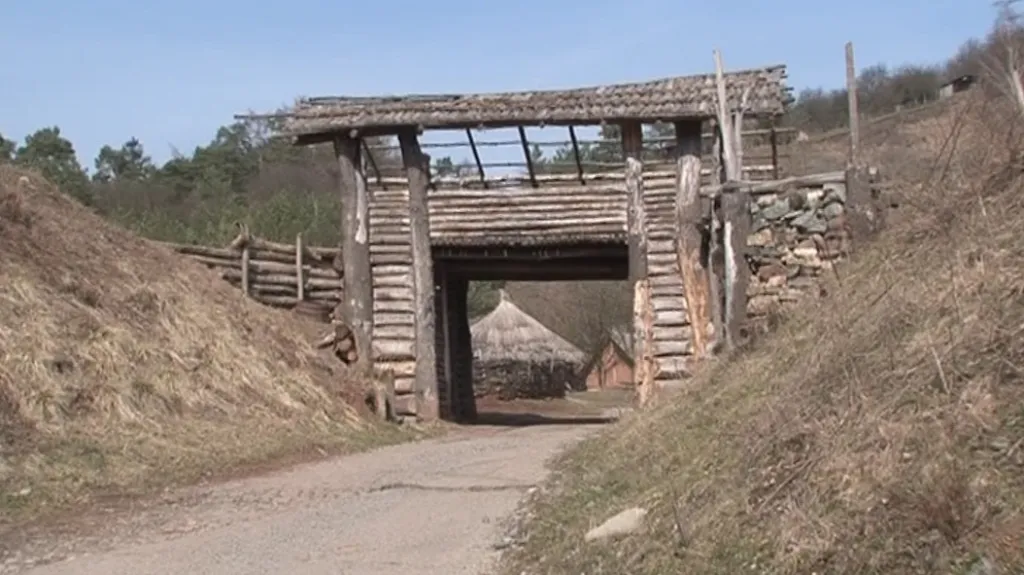 Téměř sedmimetrová brána vítá návštěvníky skanzenu Isarno