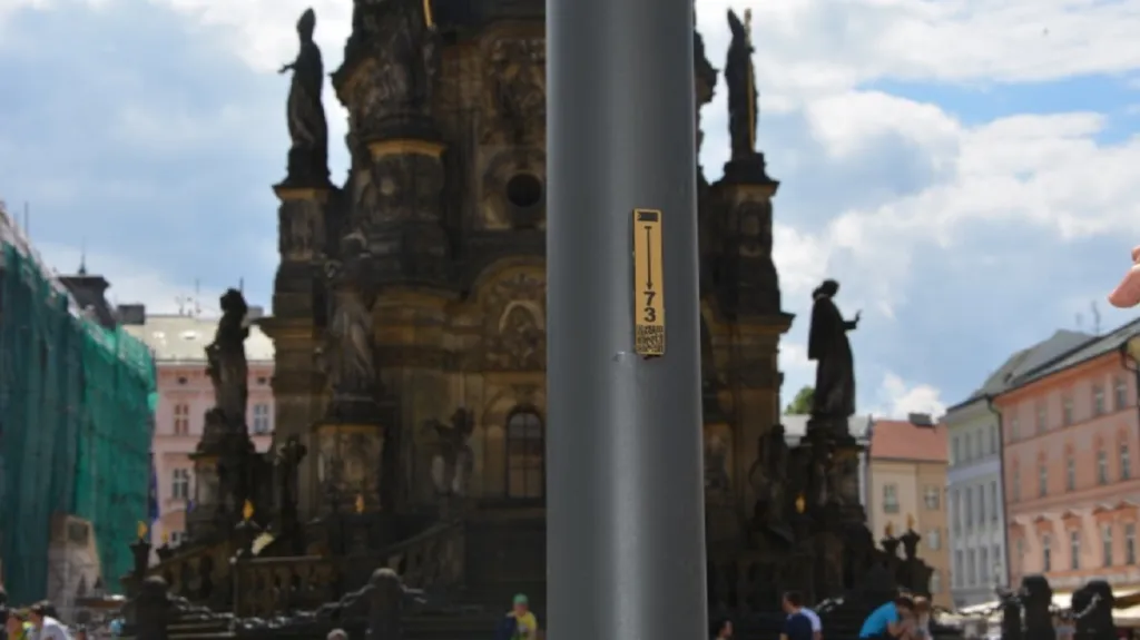 Označený sloup osvětlení v Olomouci
