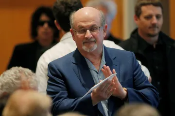 Nejsem na tom tak špatně, ale nemůžu psát, svěřil se Rushdie v prvním rozhovoru od napadení