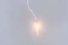 Do ruské rakety Sojuz krátce po startu udeřil blesk, let ale nenarušil