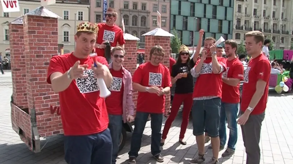 Jeden z kandidátů na krále majálesu s družinou