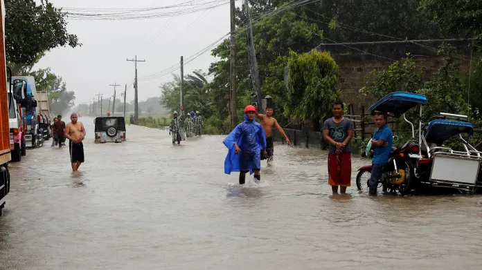 Události: Po přechodu tajfunu trápí Filipíny déšť i sesuvy půdy