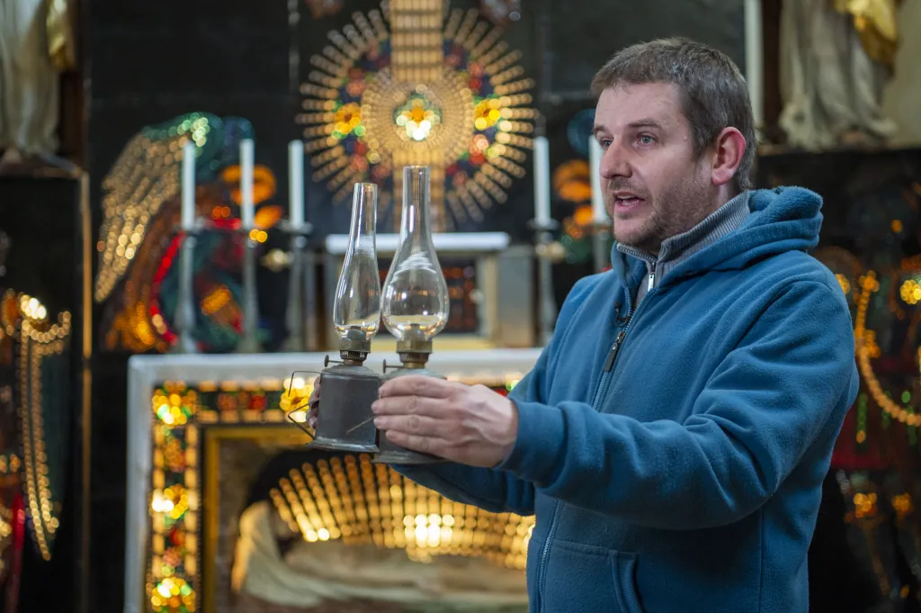 Letos ho stavěli tři hodiny. Hrob dopravili k oltáři, pak ho čistili, ze štaflí připevnili k oltáři a rozsvítili. „Krásný dojem dělá osvětlení za sklíčky. Původně se tam dávaly petrolejové lampy, v roce 1940 je nahradily žárovky,“ popisuje Šimánek. Někdejší kostelník vzpomínal, jak jeho dědeček musel stále dolévat olej do desítek lamp