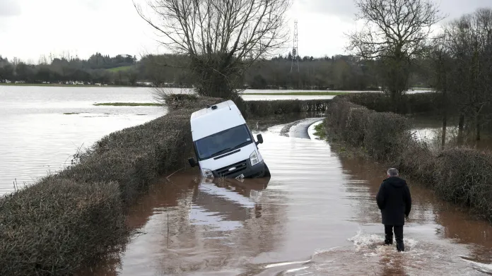 Některým Britům skončila pod vodou i auta