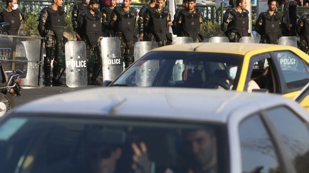 Příslušníci pořádkové policie v Teheránu