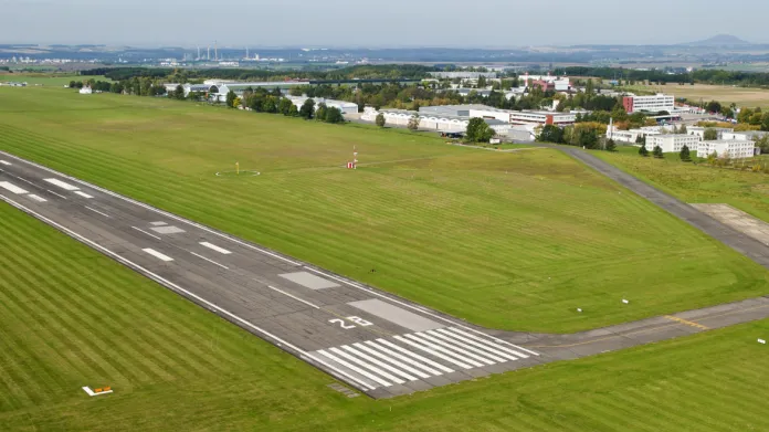 Letiště Vodochody na leteckém snímku z roku 2012