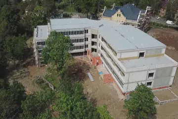 Stavba léčebny bez povolení pokračuje. Zastupitelé Dvora Králové projednají územní plán