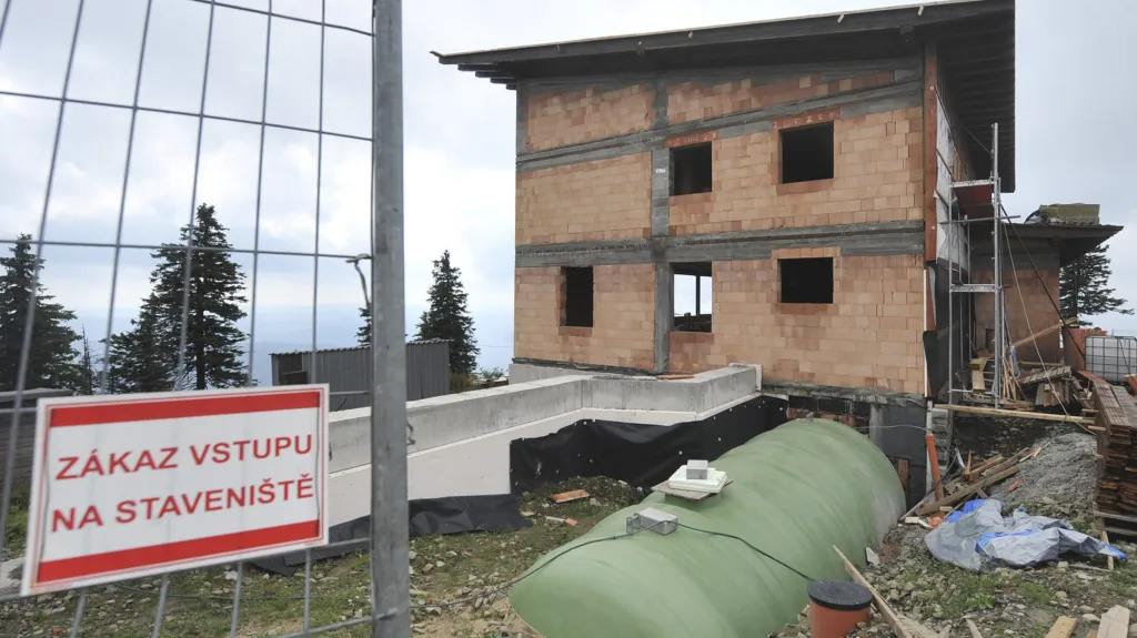 Stavba Bezručovy chaty na Lysé hoře jde proti očekávání rychleji