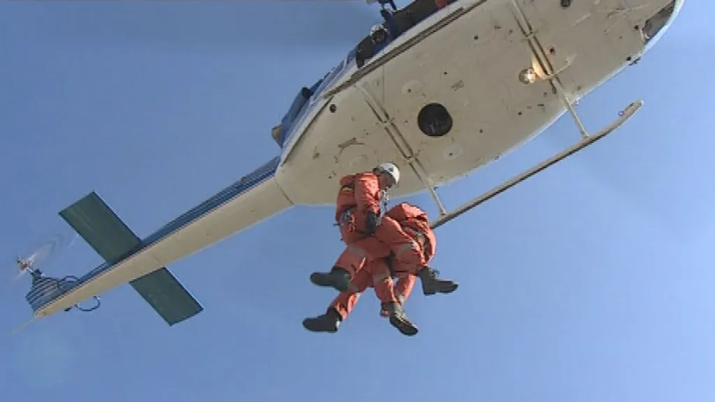 Záchranář vytahuje figuranta do vrtulníku